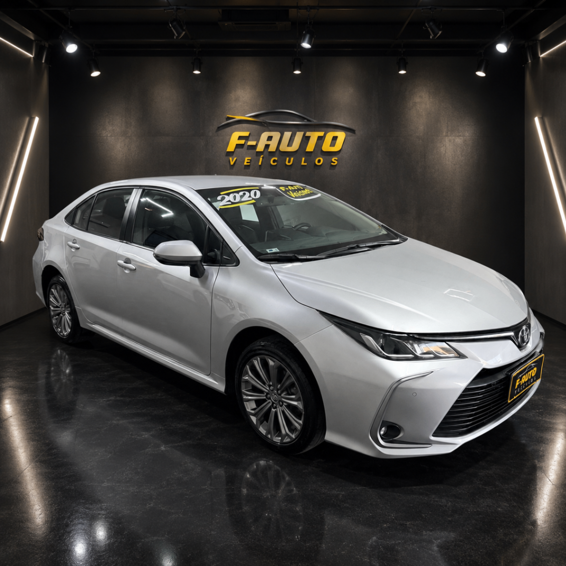 Toyota Corolla prata em destaque no showroom da F Auto Veículos