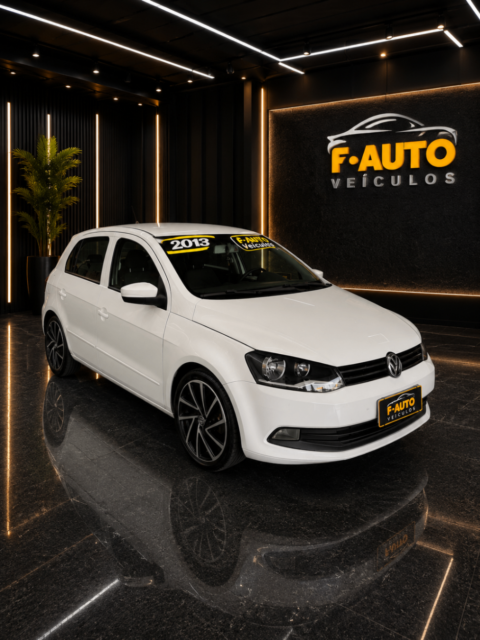 Volkswagen Gol branco em destaque no showroom da F Auto Veículos