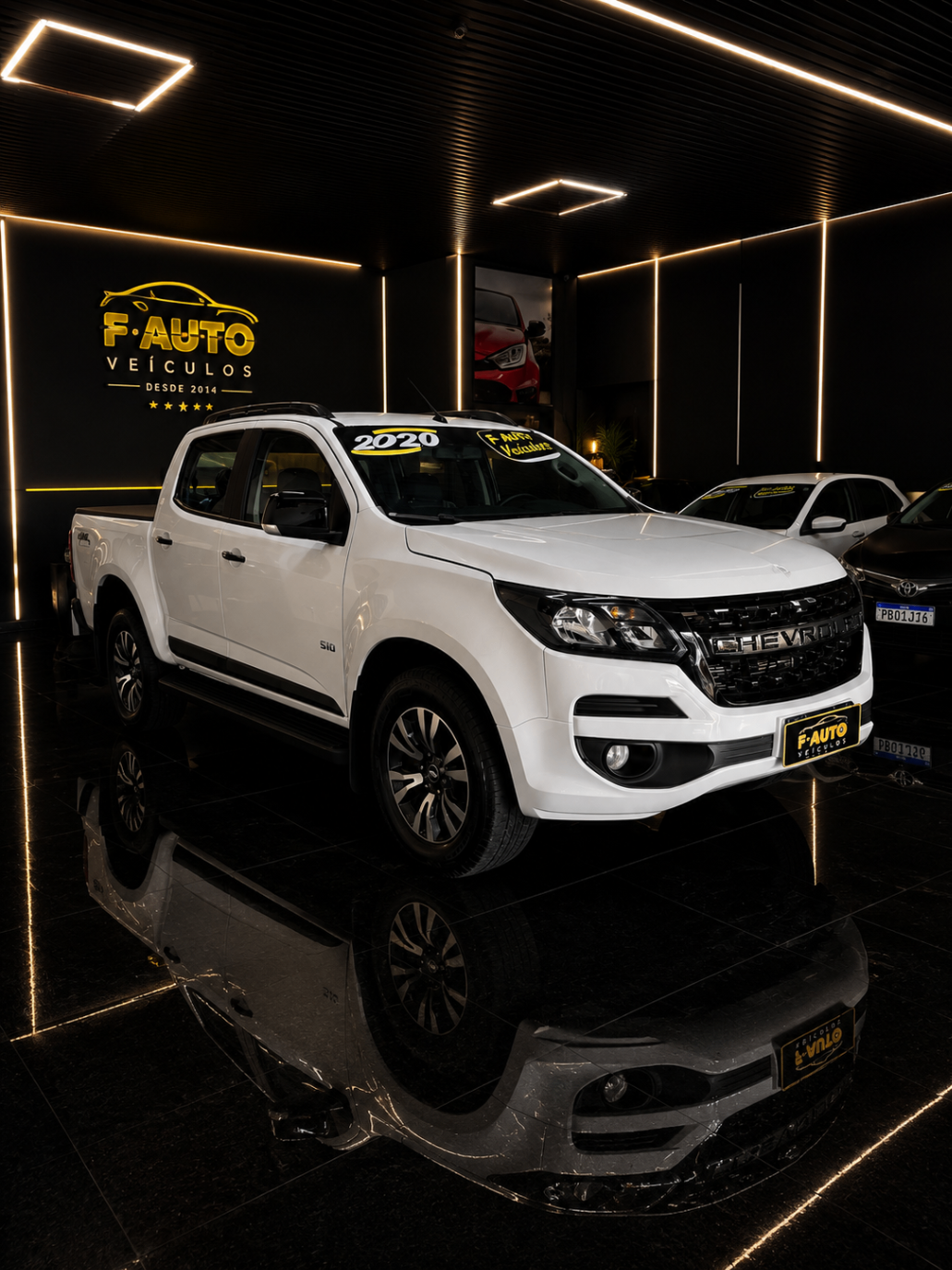 Chevrolet S10 branca em destaque no showroom da F Auto Veículos