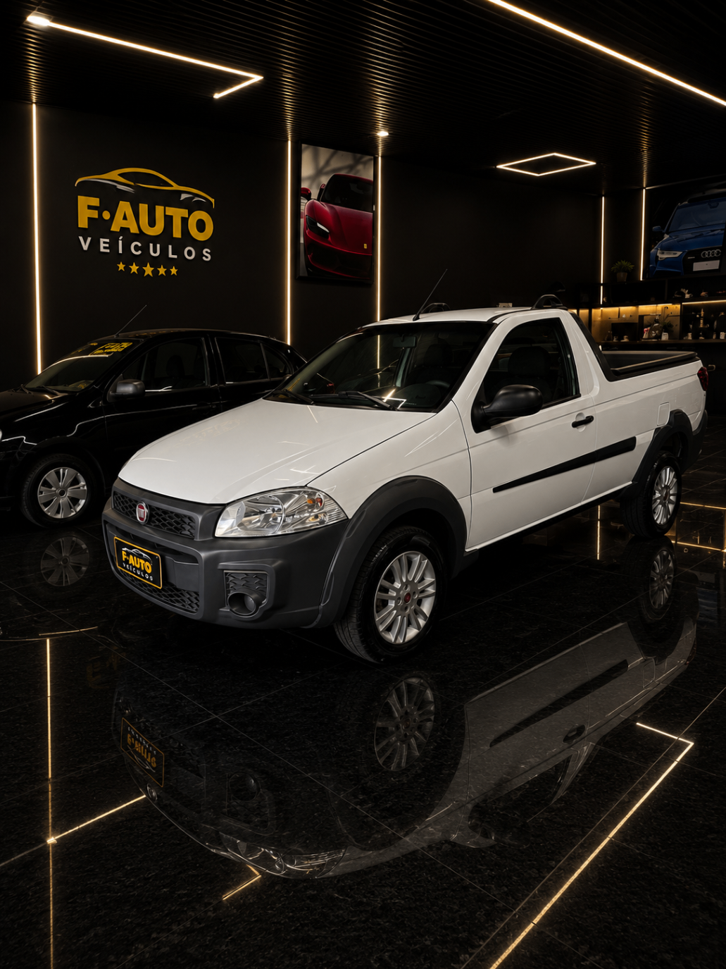 Fiat Strada branca em destaque no showroom da F Auto Veículos