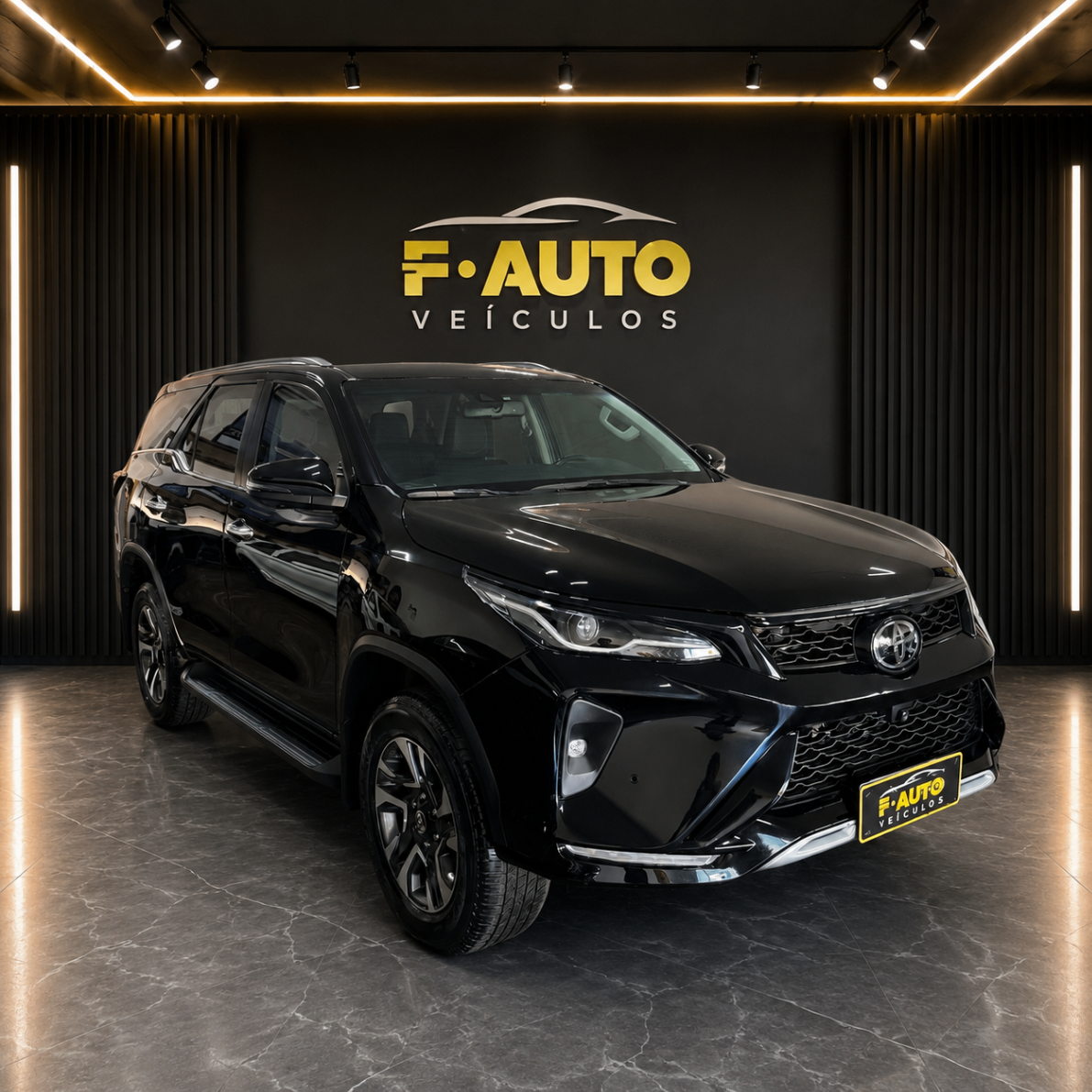 Toyota SW4 preta em destaque no showroom da F Auto Veículos